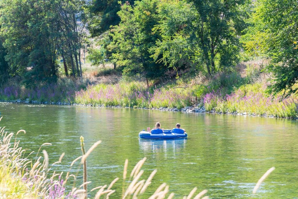 Eine Bootstour auf dem Okanagan River, der hier auch Penticton River Channel genannt wird, zwischen dem Okanagan Lake und dem Skaha Lake, eine beliebte Freizeitbeschäftigung im Sommer im Valley. Foto amykmitchell / Deposit